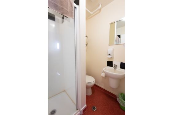 1 Bedroom Unit shower